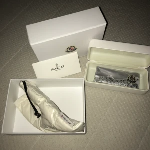  moncler boxar 300kr/st - Moncler boxar 300kr/st. I boxen ingår 2 olika skydd till glasögon, 1 putsduk. I boxen kan man förvara mycket! Skriv vid intresse, antingen kan man köpa båda eller bara 1