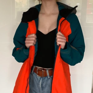 Jacka - Helt oanvänd jacka från stadium. Storlek S. Extremt fin och i nyskick, köpt på rea för 800kr så väldigt bra pris. Perfekt för utomhusaktiviteter. Pris 400kr + frakt🌶