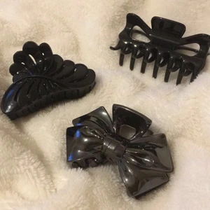 Hårklämmor - Tre svarta hårklämmor. Nyskick! Pris : 40kr/st. Frakt på 15kr tillkommer. Skriv om du undrar något ❤️