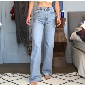 Zara byxor - Ett par byxor från Zara i storlek 36. Säljer då jag köpte dessa online och de var för långa för mig, skriv vid intresse, frakt betalas av köparen 💕 (lånad bild)