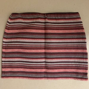 Kjol Zara XS - Helt ny oanvänd kjol från Zara I storlek XS säljes för 50kr.