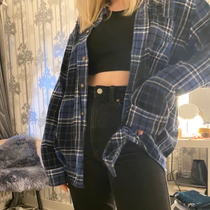 Rutig vintage skjorta!!! - Skjorta från Beyond Retro, bra skick. Storlek XL men passar s-xl beroende på hur man vill att den sitter. Frakt tillkommer 