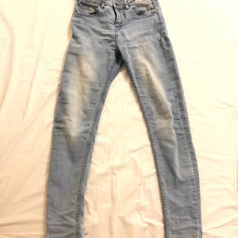 H&M high-mid waist jeans - ljusblå EU36🔥 jag bär sällan så den ser ut som ny . Jeans & Byxor.