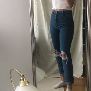 skitsnygga ripped jeans - skitsnygga ripped jeans köpt i italien för nåt år sen men nästan aldrig använda så säljer dom nu :))