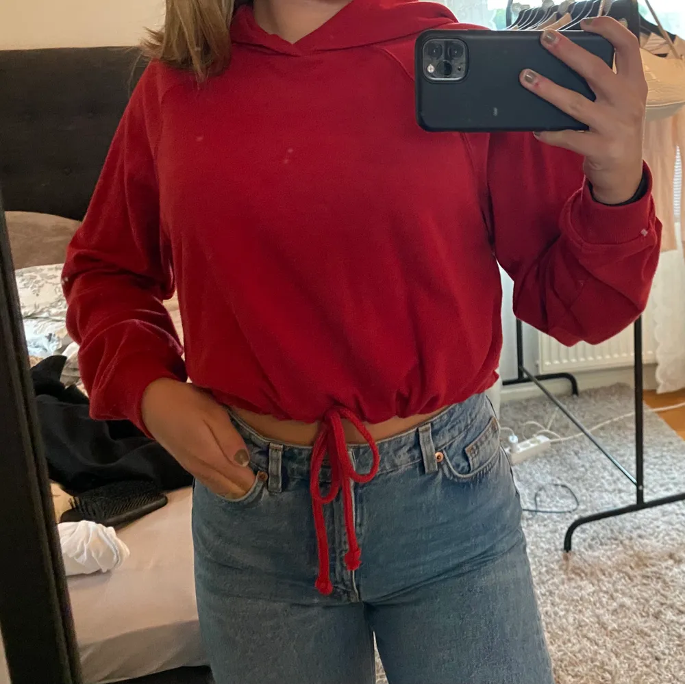 Denna röda drawstring hoodie är ett perfekt basplagg i garderoben. Storleken är XS, men passar fler ju med att man drar till hur mycket eller lite man vill :). Hoodies.
