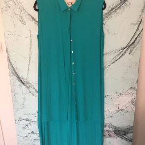 Lång skjorta från BACK - Lång turkos skjortklänning i viskos från BACK.  Knappt använd 🙂