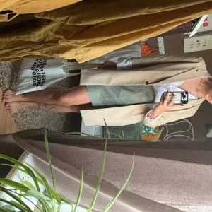 grågrön kjol  - Grågrön kjol från Zara i strl M. Kjolens material är mockaimitation och läderimitation. Frakten står köparen för.