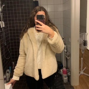 Zara jacks  - Storlek S, varm kort kappa knappt använd! 