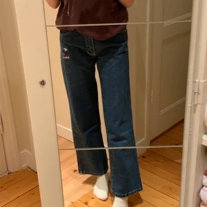 Jeans - Såå coola jeans från blind som är i skater modell eller typ lite wide. Storlek 26. Så cola med fickor bak på ena benet. Köptes för 700 utomlands, säljes för 400kr🥰🎀