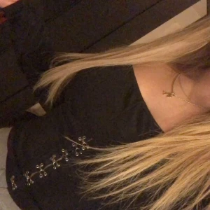 Fest topp - Svart off shoulder topp från pretty little thing. Storlek xs. Aldrig använd💕