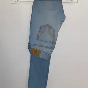 Ljusblåa hollister jeans, modellen är superskinny💙 strl 24 + längd 33 , köpta för ca 500kr men säljs för 150kr + frakt! 