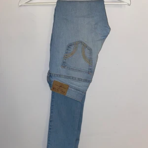 Hollister jeans  - Ljusblåa hollister jeans, modellen är superskinny💙 strl 24 + längd 33 , köpta för ca 500kr men säljs för 150kr + frakt! 