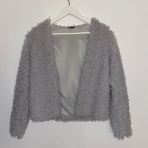 Fluffig grå kofta  - Den typiska koftan från Gina som va väldigt populär ett tag 🤪 inte använd på väldigt länge därför säljer jag den, strl xs! Säljs för 30kr + frakt