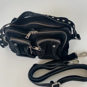 Nunoo väska 500kr  - Nunoo väska köpt från Nelly.com, nypris 1399kr. Inte använd så mycket- därav fint skick. Men tyvärr har det låssnat en nit (se bild 2).