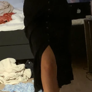 Svart Kjol - Säljer denna Lindex kjolen med slits nu som är i strl XS. Är 156cm lång:))) GRATIS FRAKT!!!!!