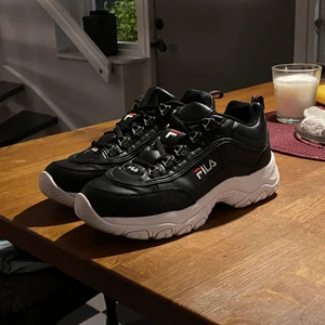 Fila skor i fint skick! - Fila skor i fint skick använda max 10 gånger storlek 39.