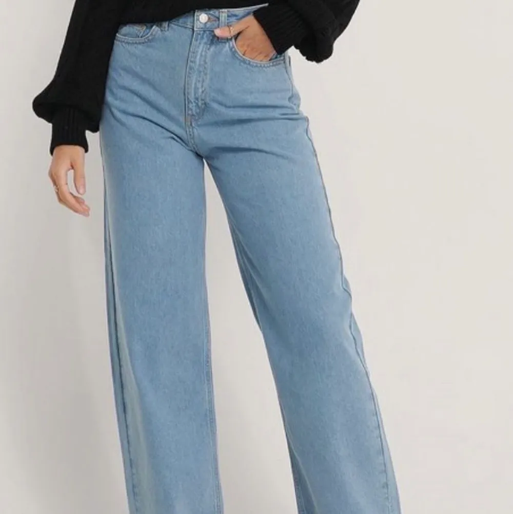 Säljer dessa vida jeans från weekday i modellen ”ace”. Har inga defekter och knappt använda 💞. Jeans & Byxor.