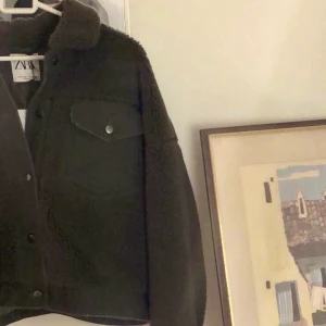 Zara jacka - Snygg mörkgrön jacka från zara. Ganska kort i modellen. Ej använd, prislapp är kvar och allt. Köpt för 700kr så detta är värsta kapet💕 kan mötas upp annars tillkommer frakt🥰