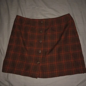 Söt kjol från HENNES stl 40 - Säljer denna söta kjol från HENNES då jag knappt tagit användning av den efter jag köpte den, de är storlek 40, skulle säga passar som en L men passar M perfekt oxå. Hög midja.  Startar på 50 men om man vill buda gör man de i kommentarerna, köparen står för frakten:) (säljer en till liknande fast annan färg så de bara gå in o kolla på min profil om intresse finns)