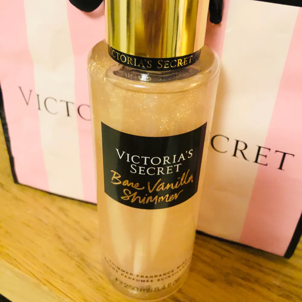 Victoria’s Secret bare vanilla shimmer perfume. Not use... 👗💃🏼🦋💕👠. Accessoarer.
