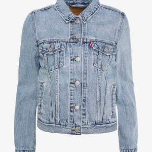 Snygg jeansjacka från Levi’s i modellen ”original trucker jacket”💙 använd en sommar men i nyskick💙 nypris 1200kr, frakt tillkommer