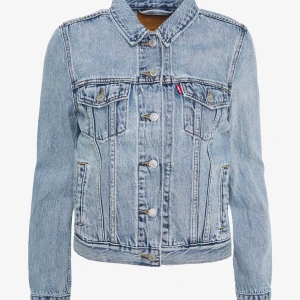 Levi’s jacka - Snygg jeansjacka från Levi’s i modellen ”original trucker jacket”💙 använd en sommar men i nyskick💙 nypris 1200kr, frakt tillkommer