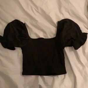 Topp - Säljer denna gulliga topp från bikbok, använd någon enstaka gång, se sista bilden för material, köparen står för frakten. Kontakta vid intresse!🥰