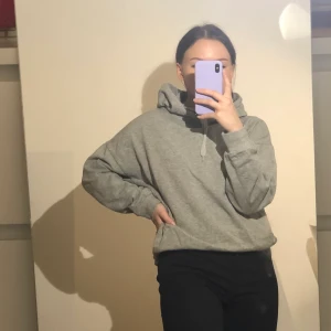 Grå hoodie - Grå hoodie i storlek M från lager157🌸 Pris 40 kr + frakt.