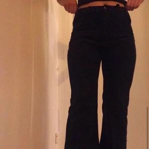 Mörkblå manchesterbyxor - Supersköna byxor i tjock manchester. Markerade som stl 46 men är mer en stl 40 (sitter på en 38/40, 175cm). Midnattsblå, sista bilden är mest accurate. Superfin längd, bootcut-skärning och fint fall, de är i princip högmidjade. Knappt använda och i jättefint skick! [Frakt tillkommer<3]