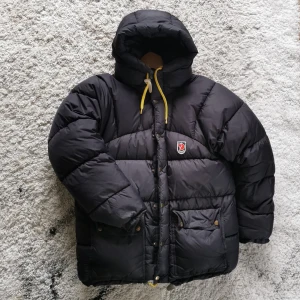 Fjällräven jacka - ❌❌❌REA ❌❌❌ KÖP IDAG 14/10 FÖR ENDAST 2350, GÄLLER BARA IDAG❌❌❌Populära, varmaste, gosigaste, bästa fjällräven jackan i absolut nyskick! Använd max 3 ggr. Strl xxxs passar upp till en stor Medium. Kanske ev tom en liten large.  