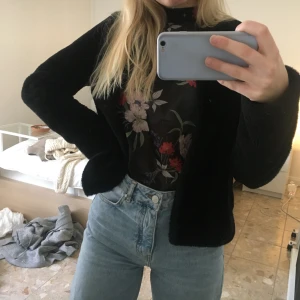 Faux fur jacka - Säljer min fina svarta faux fur jacka, super mjuk och skön, väldigt varm och passar till allt. Säljer eftersom den inte kommer till användning. Använd enbart ett fåtal gånger, inköpt på Gina förra året för 499kr
