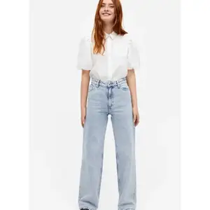 Skit snygga wide jeans i modellen Yoko från monki, använda ett fåtal gånger. Jag är 173 cm lång och dom sitter perfekt i längden. Frakt ingår ej i priset ni budat på de kostar ca 80kr. Budgivning i kommentarerna💜