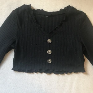 Långärmad Croptop, Svart - Ny i gott skick, knappt använd, i storlek M men är mer som en S, från SHEIN 