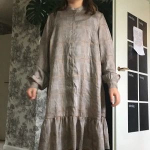 En rutig klänning  - En klänning 