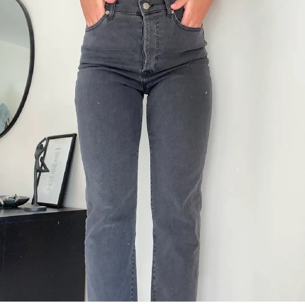 Säljer dessa supersnygga slutsålda jeans från Nelly. Aldrig använda och i ett superbra skick! Frak på 60kr tillkommer!💕. Jeans & Byxor.