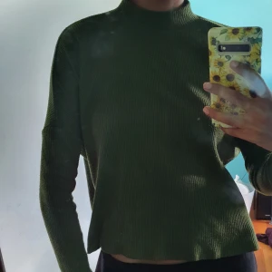 H&M divided turtleneck XS - Mörkgrön Löst sittande turtleneck, jätte bekväm och stilren. 🌞Frakt ingår ej❤