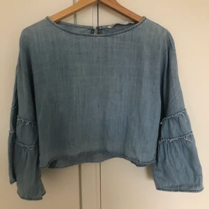 Blus ZARA - Super fin blus i jeansmatrial nästan skulle jag säga! Blusen har volangärmar. 