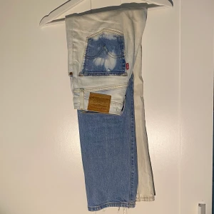 trendiga levis jeans - Ribcage Levi’s som jag själv blekt. Benen är lite slitna nedtill men det är en del av modellen. Har använt ganska mycket men de är fortfrande i bra skick och tvättas noggrant innan leverans. Blekningen är hysat jämn utöver en fläck på bakfickan och inre låret - dock är det på inre låret knapp synligt. SE NYARE ANNONS FÖR SAMMA BYXOR.