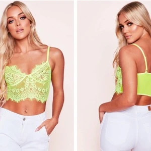 Neongul spetstopp Missy Empire - Otroligt snygg spetstopp från Missy Empire i storlek S. Använd 2 gånger. Bilder från Missy Empire's hemsida.