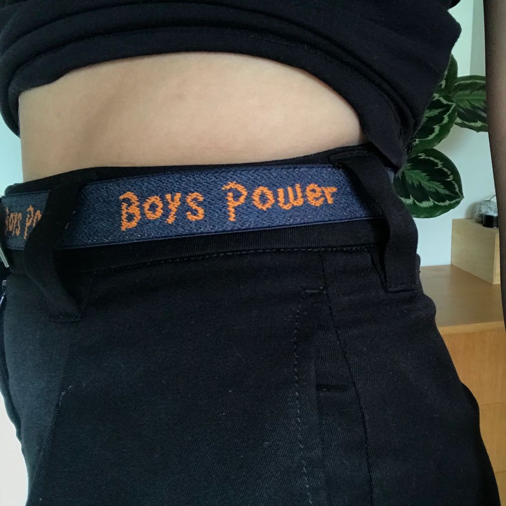 Ett ironiskt skärp med texten ”boys power”!. Accessoarer.