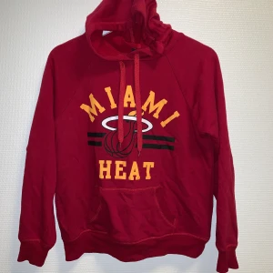 Röd hoodie - Miami Heat hoodie, mycket bra skick, storlek S