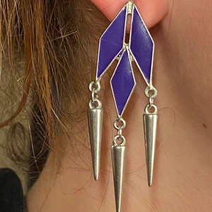 💜Örhängen💙 - Ett par skit balla örhängen i en mix av lila och mörkblå💙💜 använda ett få tal gången bra skick super snygga!!!