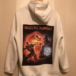 Mortal kombat hoodie köpte från ASOS för länge sen är i bra skicka eftersom jag har använt den flera gånger bara! Passar för S/M. Priset kan diskuteras.