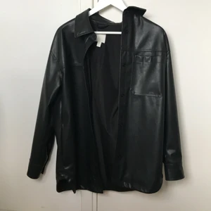 Skinnblazer  - Säljer denna skinnblazer från hm (köpt här på plick). Säljer då den inte kommer till användning. Storlek S🦋 (köparen står för frakt)💞