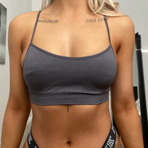 Sportbh Hunkemöller - Snygg grå sportbh från Hunkemöller med avtagsbara supportpads. Storlek S