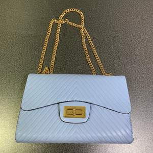 Liten blå handväska 💙 går att göra bandet kort 