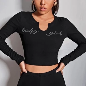 Långärmad T-shirt med strass - Helt ny - endast testad för bilden! Jättefin tröja men sitter tyvärr för tajt på mig.                                  ✨Storlek M, säljes för 60kr✨