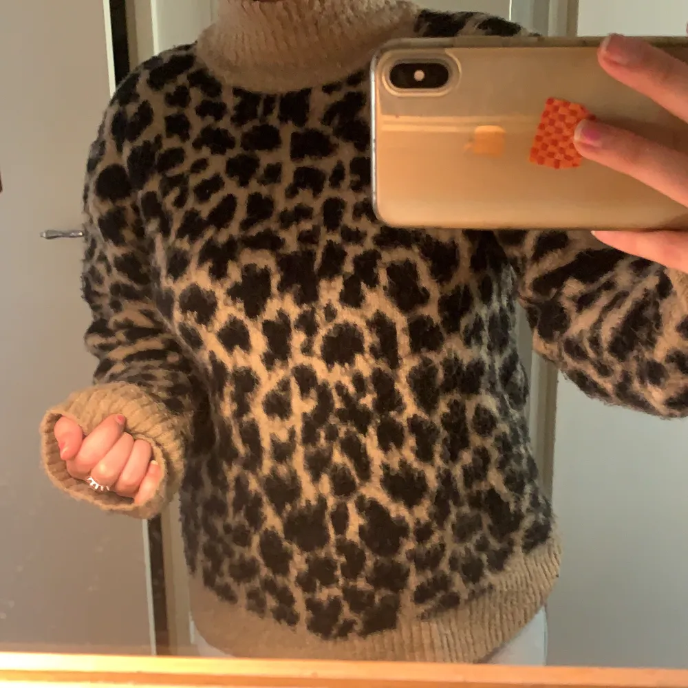 En jättemysig stickad tröja med leopard mönster, inköpt från nakd för 500kr och sparsamt använd. Supermysig, skön och snygg till höst/vinter. Tröjor & Koftor.