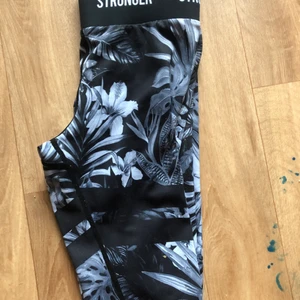 Nya stronger  - Finns inte kvar å köpa på hemsidan. Köpte dom för 800 har 2 stycken har ett par i xxs och ett par i xs men skulle passa S också. Du kan få båda 600 eller ett par för 300