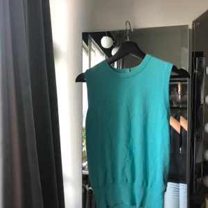 Väst från zara - Knappt använd ser skrynklig ut men endast för att den legat oanvänd länge! Kosade runt 200kr på zara !